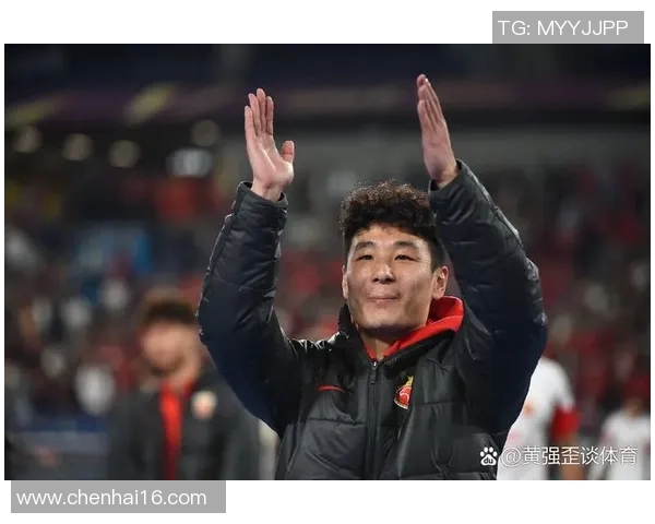 中国足球明星吐舌引热议球场内外的幽默与风采展现